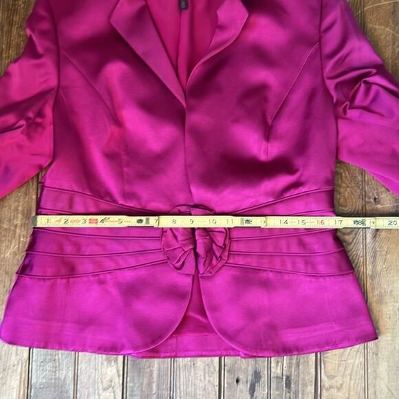 Women’s stunning Escada Fuchsia Silk Blazer with Floral Accent - Picture 2 of 7